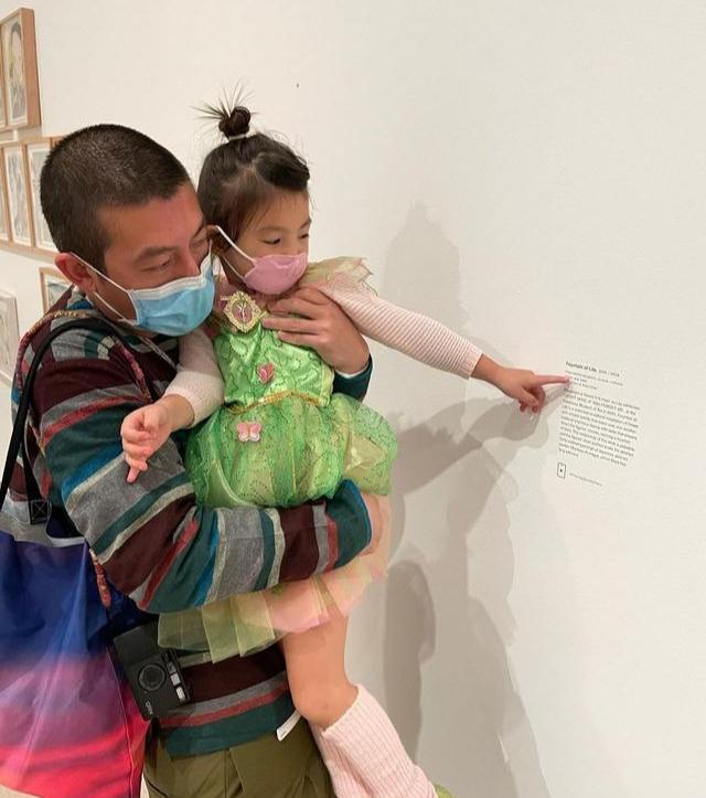 陈冠希携家人看艺术展，4岁女儿身高像小学生