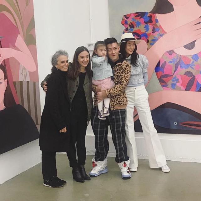 陈冠希携家人看艺术展，4岁女儿身高像小学生