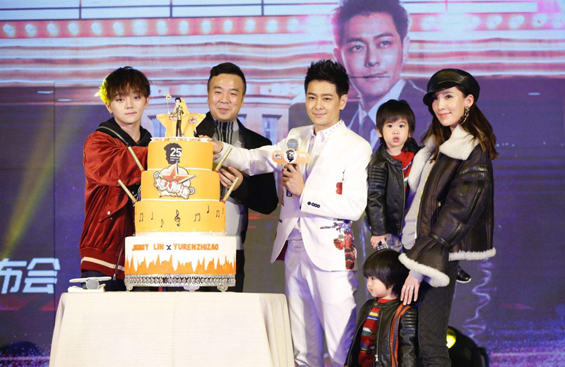 林志颖妻子陈若仪，带三个儿子一起做蛋糕，孩子们的长相成为亮点 发生了什么？【图】