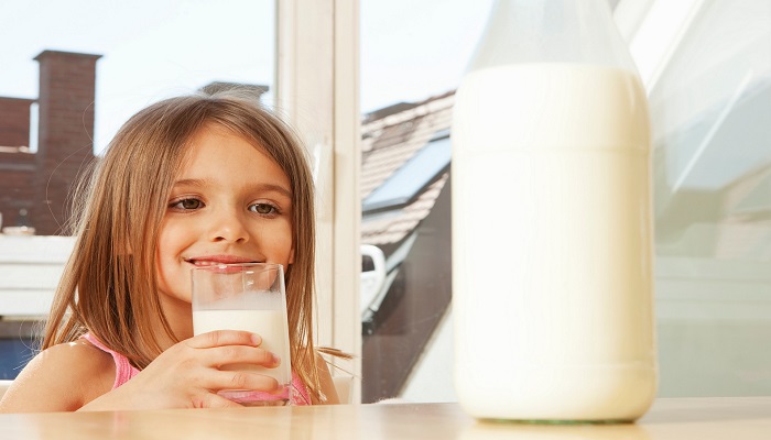 晚上喝牛奶的功效与作用 晚上喝牛奶有什么好处 1分钟告诉你