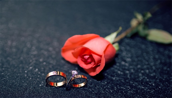 结婚戒指戴哪个手 结婚戒指的戴法 1分钟告诉你