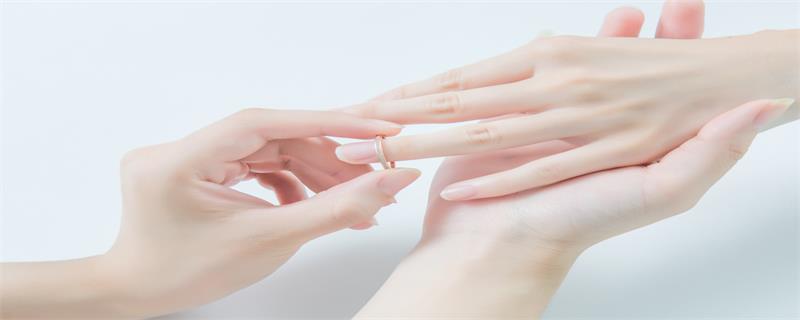 结婚戒指戴哪个手 结婚戒指的戴法 1分钟告诉你