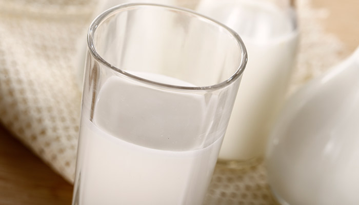 泡牛奶水温是多少°C 冲泡奶粉的适宜温度 看完你就明白了
