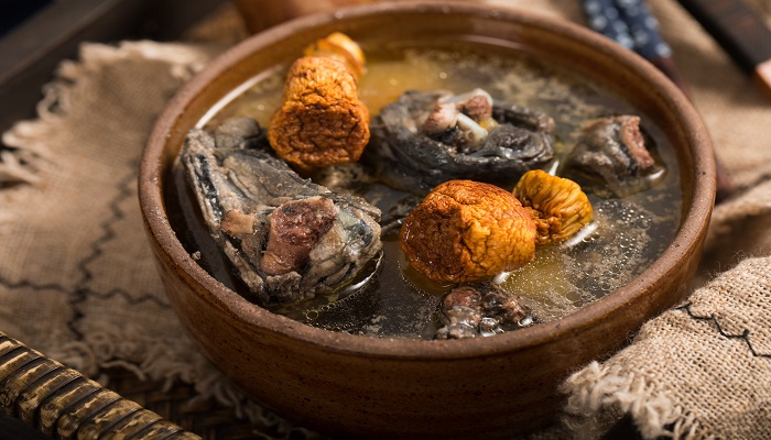 新鲜黑鸡枞菌如何煲汤 新鲜黑皮鸡枞菌汤的做法 1分钟告诉你