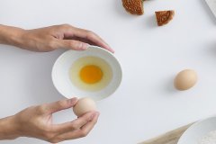 白醋泡鸡蛋的功效与作用 白醋泡鸡蛋的功效与作用及食用方法 1分钟告诉你