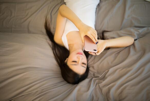 躺在床上玩手机的危害 躺在床上玩手机有什么危害 看完你就明白了