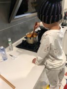 吴京6岁儿子踩凳子上灶台做饭，一锅汤色香味俱全