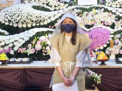 33岁台湾女星父亲癌症复发病逝，在拍戏中途得知消息
