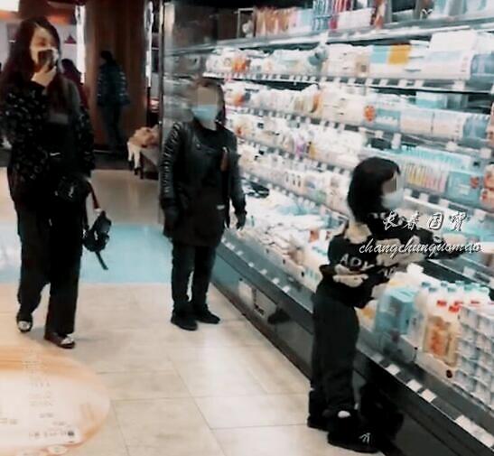 洪欣张丹峰带女儿超市购物，一家三口同框温馨和睦其乐融融