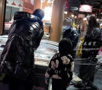 洪欣张丹峰带女儿超市购物，一家三口同框温馨和睦其乐融融