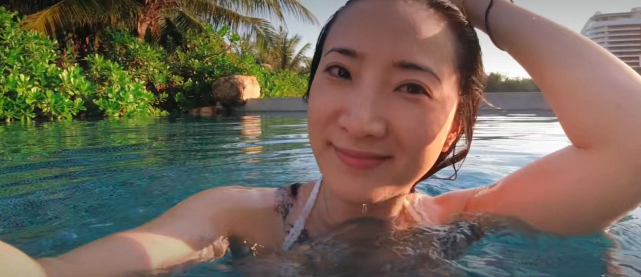陈赫前妻开心分享游泳美态，真实素颜罕曝光