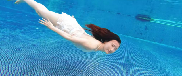 陈赫前妻开心分享游泳美态，真实素颜罕曝光