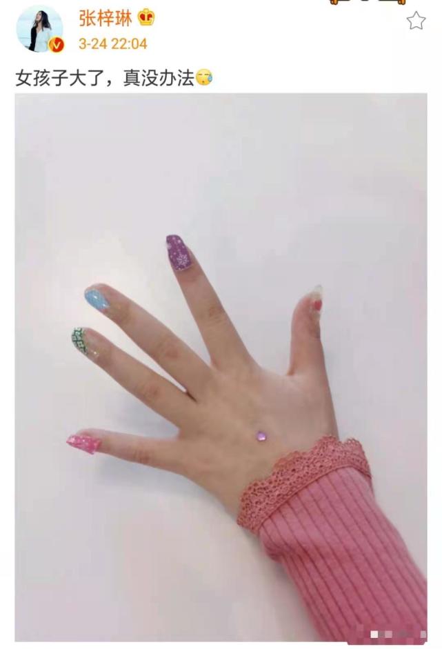 张梓琳晒女儿臭美日常，4岁胖妹做美甲手指修长