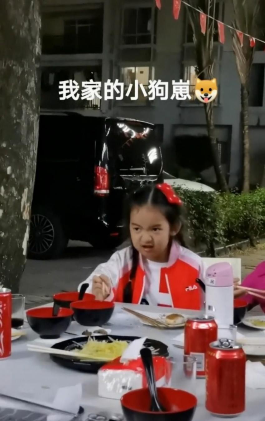 聂远带娃在街边小摊吃饭，6岁女儿外貌优越不输童星