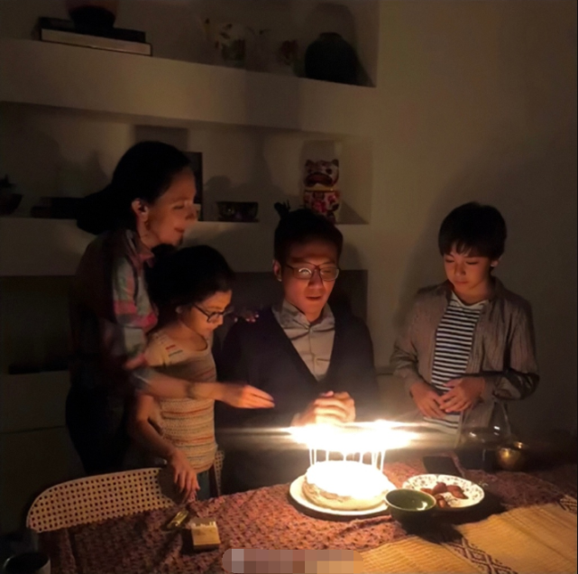 刘烨庆祝43岁生日全家围坐 诺一霓娜长高不少