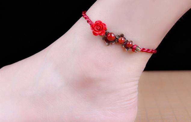 为什么有的女生脚上会有红绳？ 超详细解答