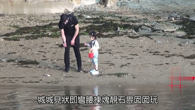 郭富城带妻女沙滩游玩，耐心陪女儿捉蟹为方媛拍照