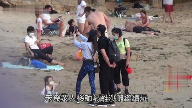 郭富城带妻女沙滩游玩，耐心陪女儿捉蟹为方媛拍照