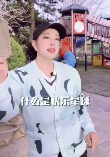65岁刘晓庆户外热舞，开童颜滤镜仍暴露老态