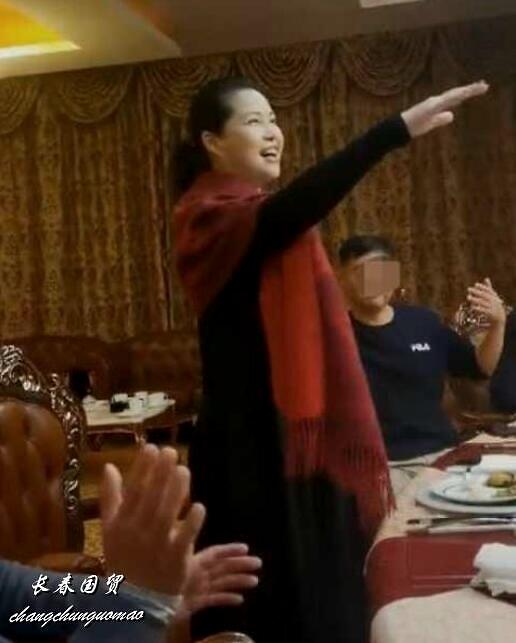 82岁李双江的55岁妻子近照曝光，脸部圆润身材发福