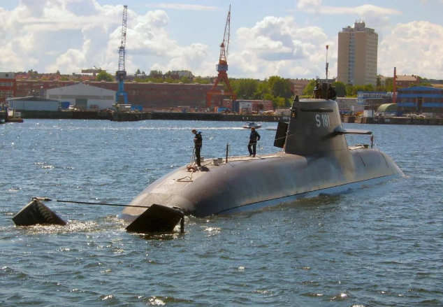 中国第一艘中型鱼雷潜艇是哪一年？