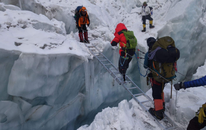 中国登山队第一次登上珠穆朗玛峰是哪一年？