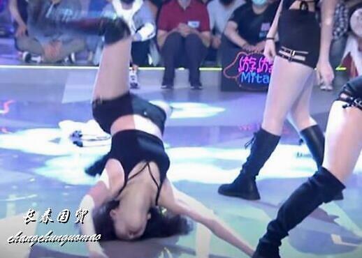 惊悚！台湾综艺节目女孩表演后空翻失误，头颈部撞地画面超骇人