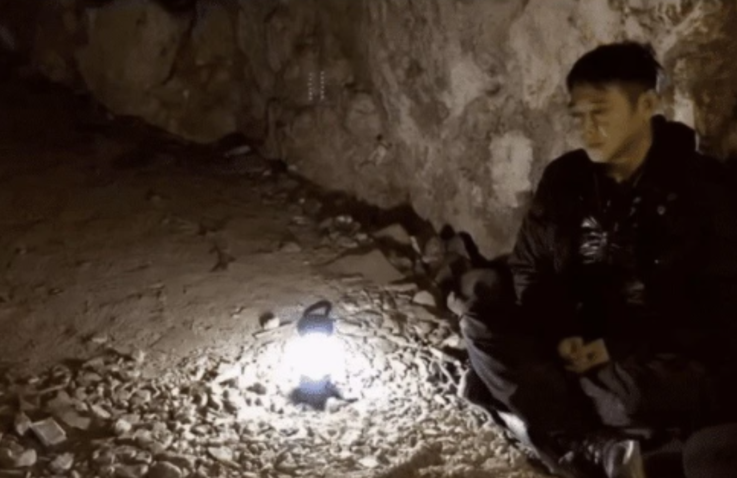 57岁李连杰在山洞打坐，衣着邋遢眼神放空