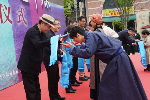 65岁陈宝国片场被偶遇，获众人围观专人开路