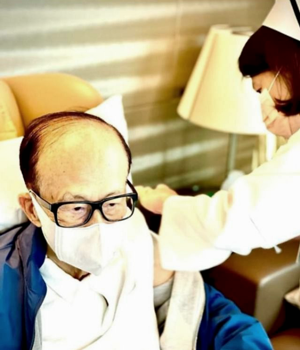 92岁香港富豪李嘉诚接种疫苗照片曝光，精神奕奕状态好