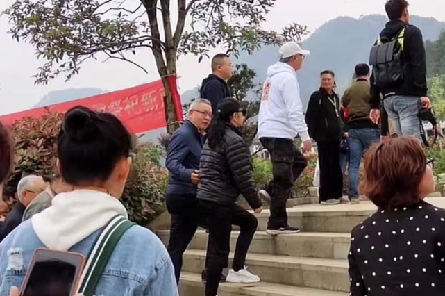 65岁刘晓庆回老家：忙打造艺术馆，数十人陪同购买墓地