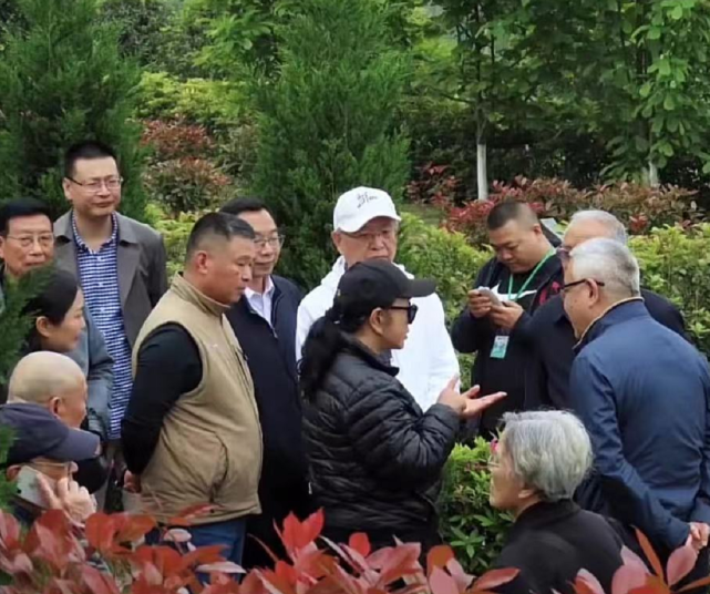 65岁刘晓庆回老家：忙打造艺术馆，数十人陪同购买墓地