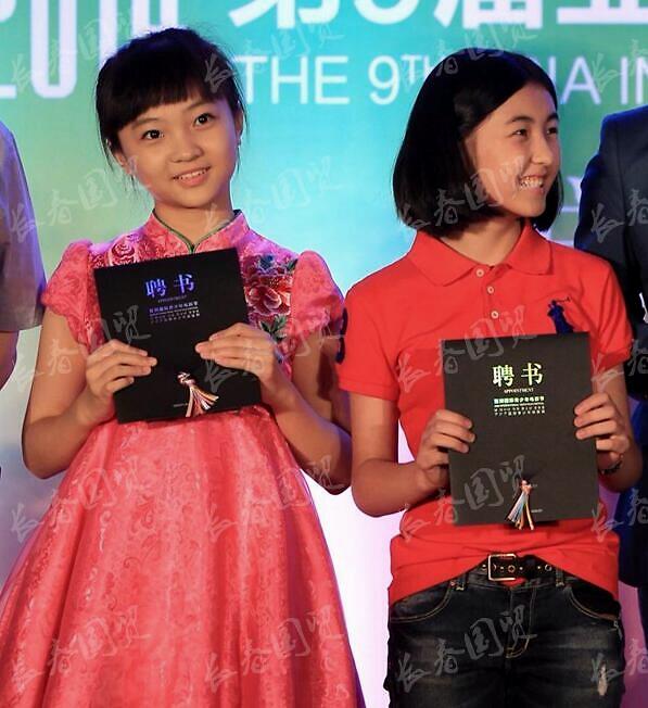 林妙可张子枫7年前合影曝光，两童星罕见同框，衣着风格各不相同