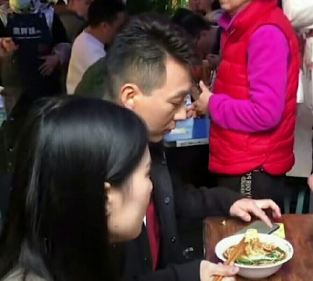 50岁康辉在街头餐馆吃面，与路人合影毫无明星架子