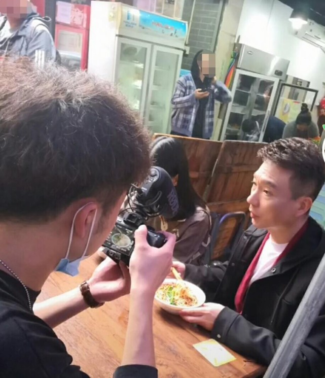 50岁康辉在街头餐馆吃面，与路人合影毫无明星架子