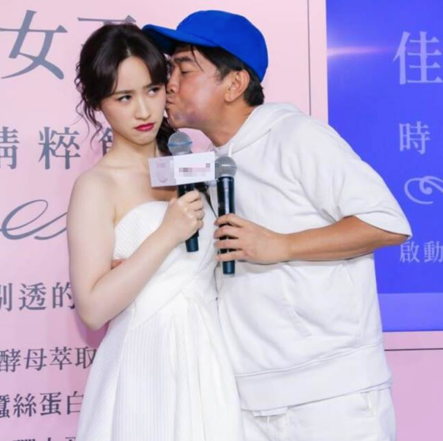 吴宗宪脸部肿胀有淤青，当众亲吻30岁的女儿惹争议