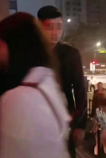 王思聪8天第3次被拍到现身酒吧，两位美女网红寸步不离