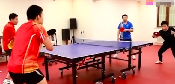 王楠10岁儿子乒乓球首战拿小组第一，被赞可当接班人