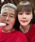 63岁赵本山和女儿穿亲子装吃雪糕，父女俩笑到满脸通红