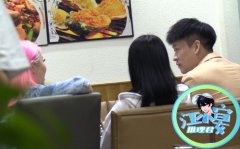 35岁曹云金带俩美女吃饭热聊，被前辈亲脸拥抱