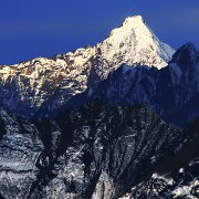长征途中翻越的第一座大雪山是哪座山？