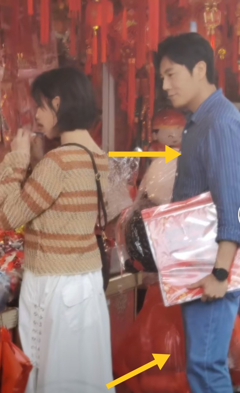 秦昊市场提塑料袋与女偶像手牵手，两人相差12岁演情侣