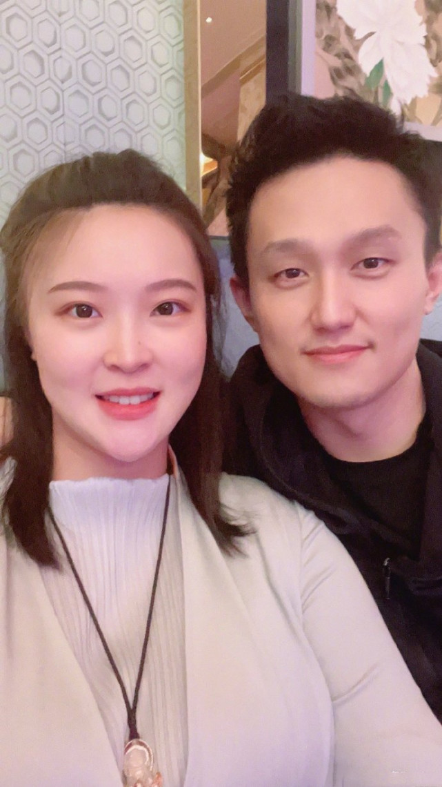 惠若琪庆祝结婚3周年 罕见晒夫妻合影一脸幸福