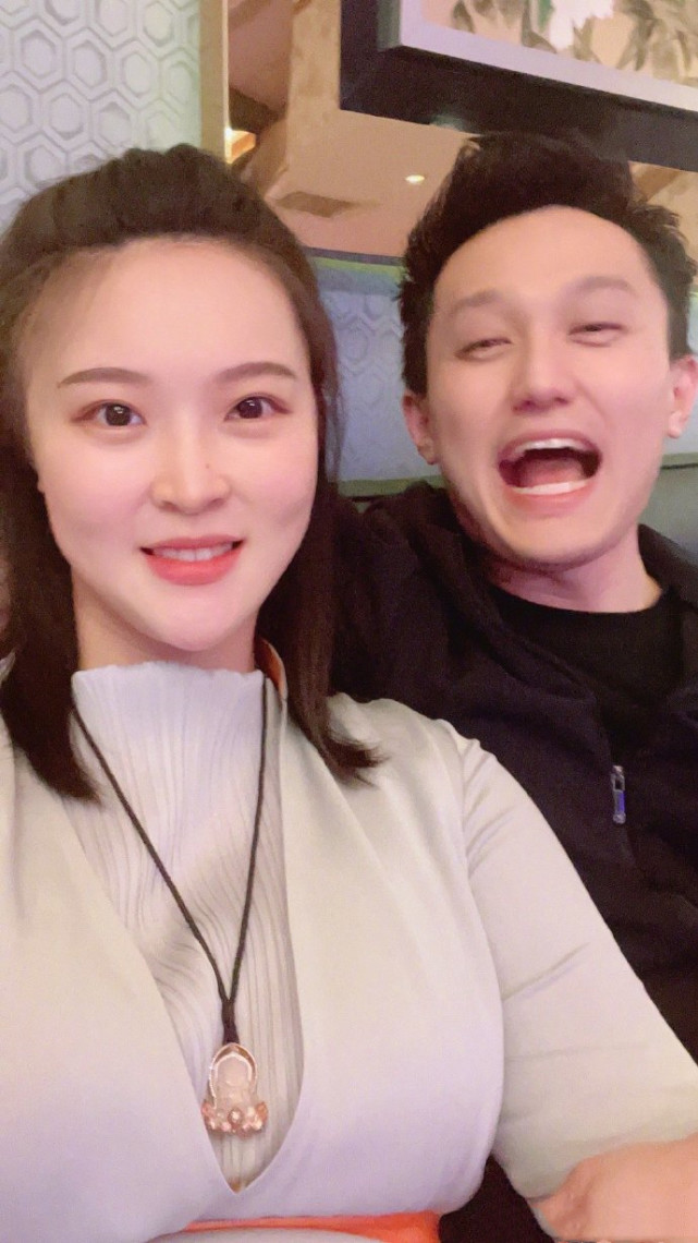 惠若琪庆祝结婚3周年 罕见晒夫妻合影一脸幸福