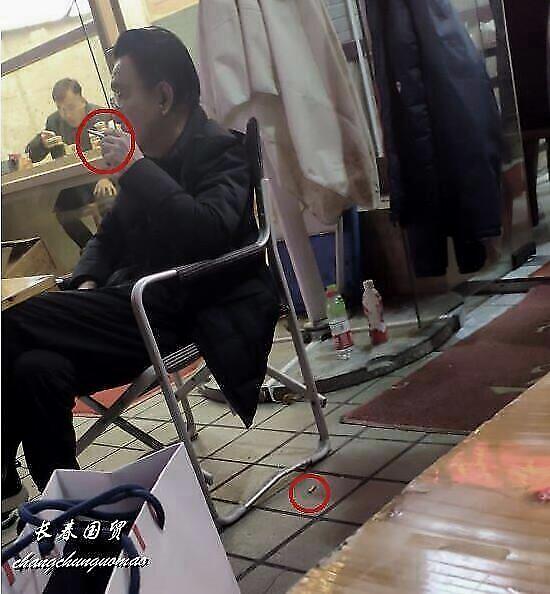 75岁侯耀华现身饭局，抽着烟与美女热聊，曾多次被拍公共场所吸烟
