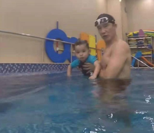 61岁李子雄带幼子游泳被指像爷孙 家中还有小23岁娇妻