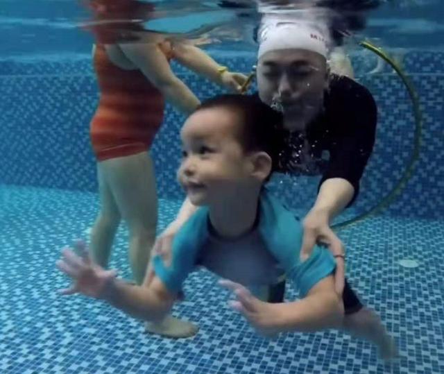 61岁李子雄带幼子游泳被指像爷孙 家中还有小23岁娇妻