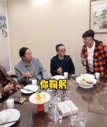 冯巩和老工人聚餐6人只点4个菜，网友：不够吃啊！