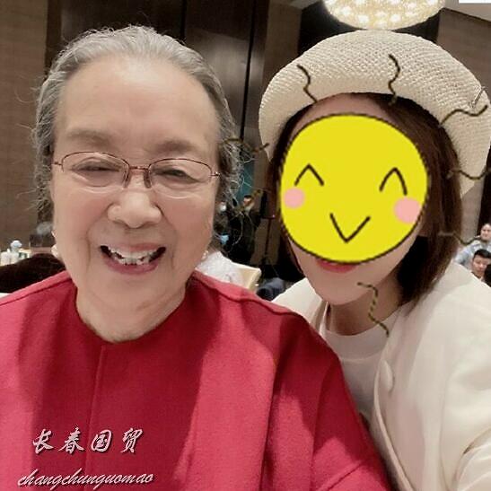 85岁“容嬷嬷”李明启近照曝光，笑容满面和蔼可亲
