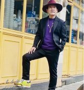 官宣离婚后首露面，60岁赵传独自逛超市买菜，打扮时尚状态好